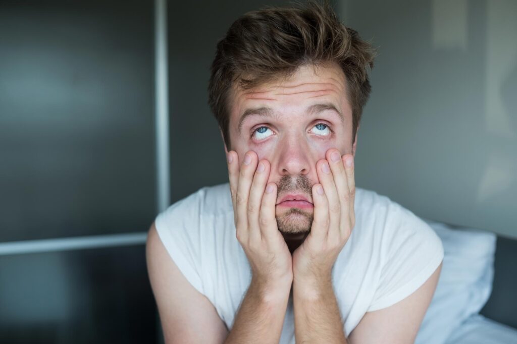 夜中に目が覚めるのはなぜ?考えられる原因と改善方法 | sleep-blog.com
